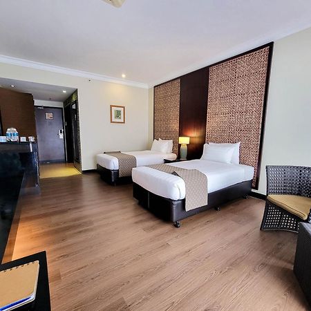 Mines Beach Resort Hotel 세리 켐방안 외부 사진