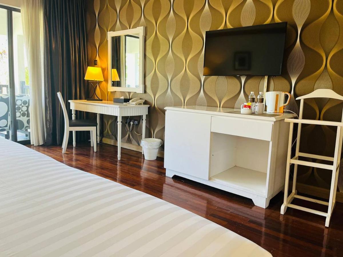 Mines Beach Resort Hotel 세리 켐방안 외부 사진
