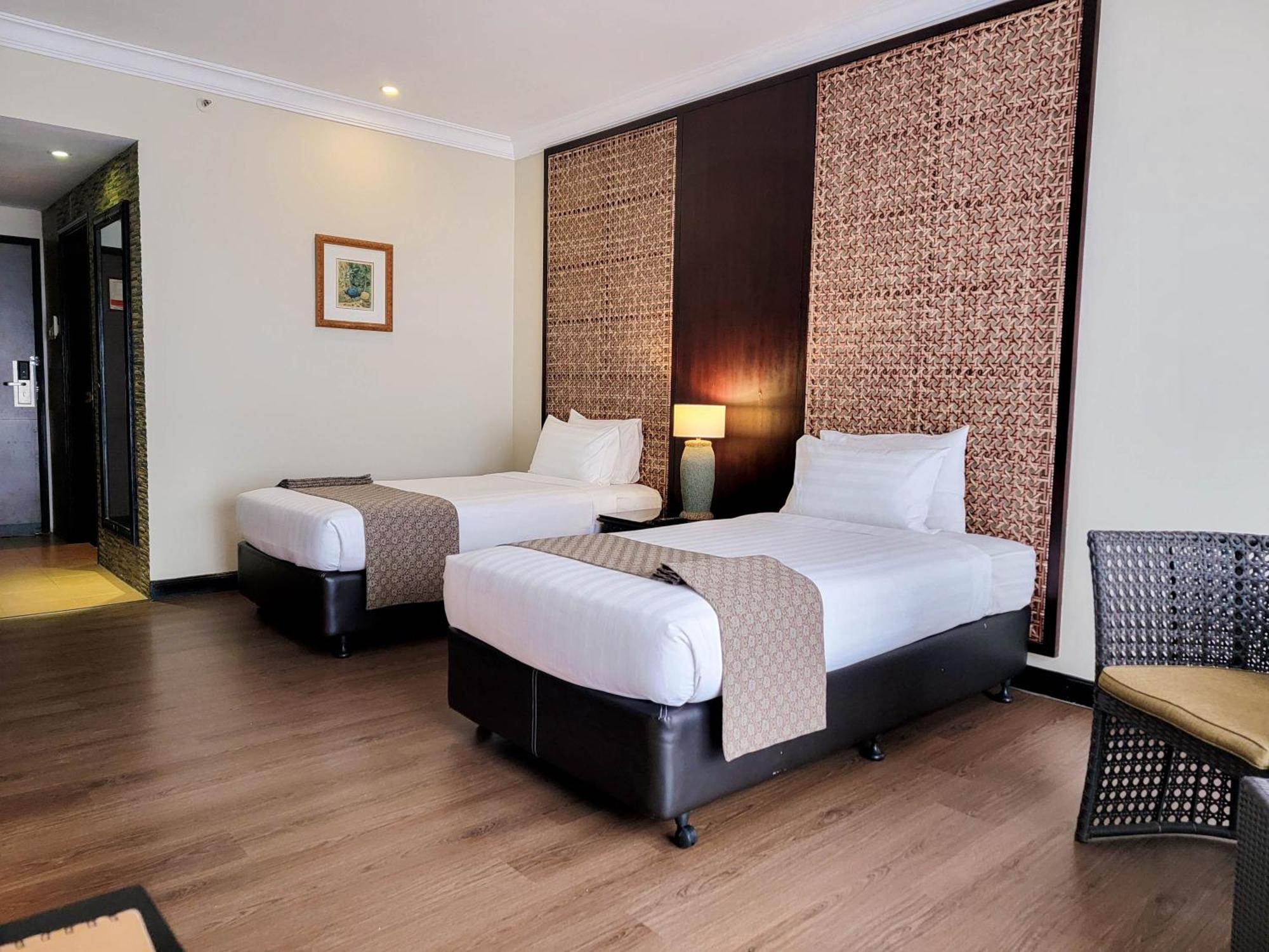 Mines Beach Resort Hotel 세리 켐방안 외부 사진
