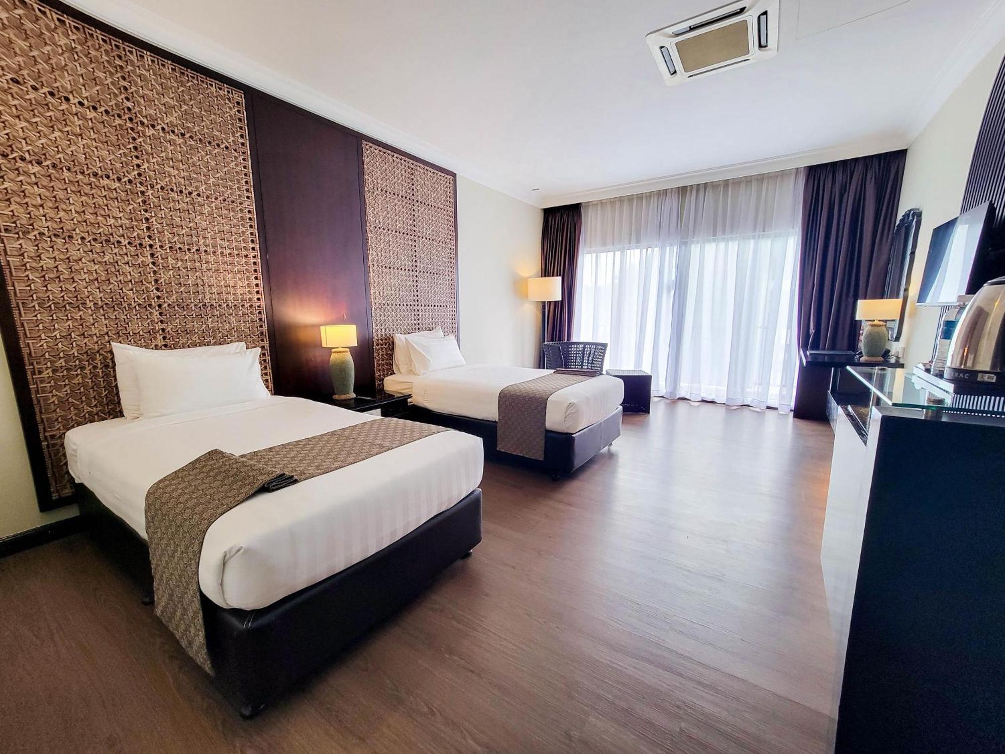 Mines Beach Resort Hotel 세리 켐방안 외부 사진