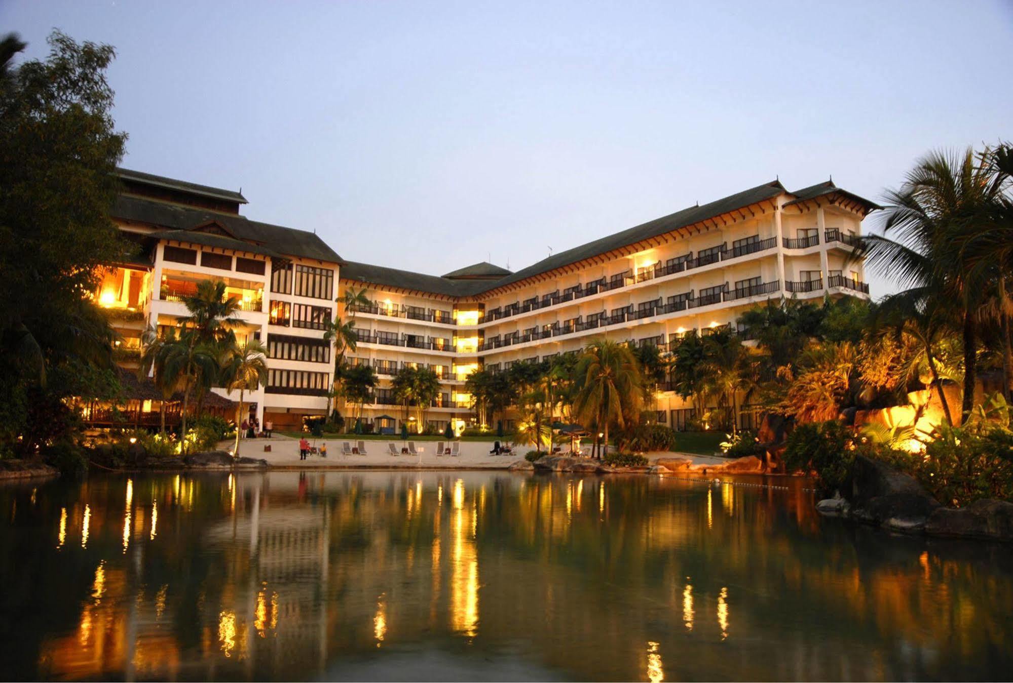 Mines Beach Resort Hotel 세리 켐방안 외부 사진