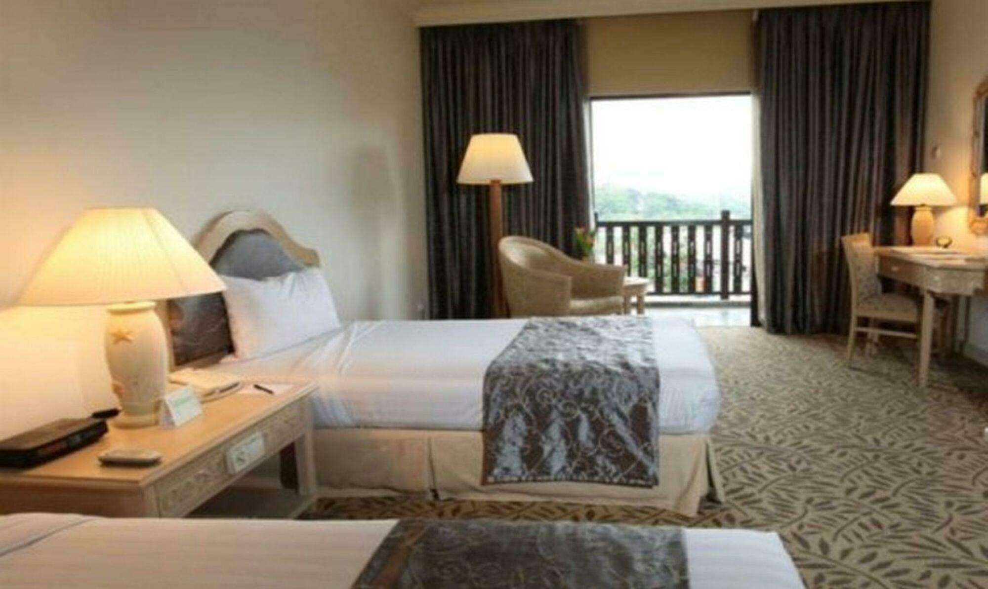 Mines Beach Resort Hotel 세리 켐방안 외부 사진